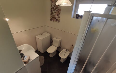 Panorama: Vindue, Indretning, Sanitærarmatur, Gulvbelægning, Etage, Bygning, Hus, Toilet, Badeværelsesvask