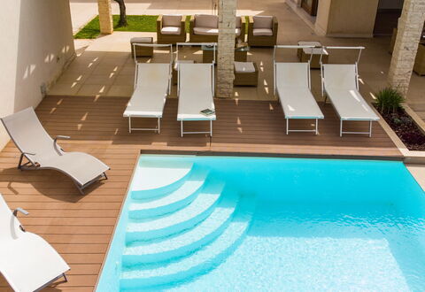 Villa Terrenove: Vand, Ejendom, Bygning, Svømmepøl, Udendørs Møbler, Rektangel, Træ, Fritid, Gulvbelægning, Plante