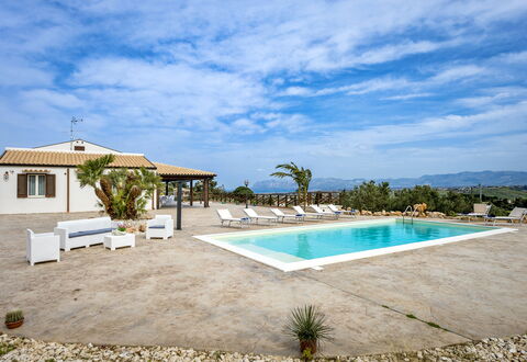 Villa Alcamo: Sky, Vand, Himmel, Plante, Svømmepøl, Bygning, Azure, Træ, Skygge, Arecales