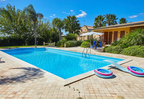 Villa Selinunte: Vand, Himmel, Plante, Sky, Bygning, Svømmepøl, Azure, Vindue, Træ, Skygge