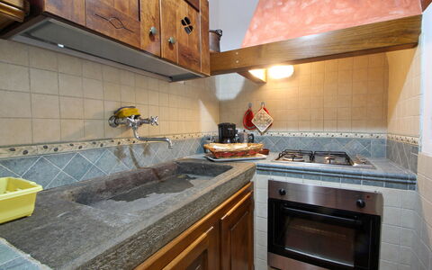 Casa Luigi: Countertop, Cabinetry, Ejendom, Tap, Komfur, Køkken, Køkken Apparat, Træ, Gaskomfur, Sanitærarmatur