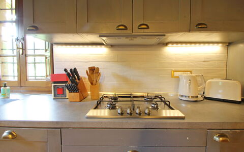 Villa L'antico Casale: Countertop, Cabinetry, Køkkenvask, Ejendom, Køkken Apparat, Gaskomfur, Køkken, Komfur, Cooktop, Håndvask