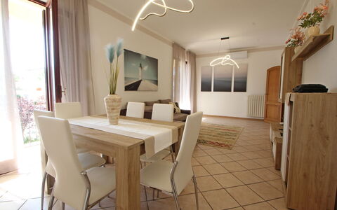 Appartamento Levante: Bord, Møbel, Ejendom, Vindue, Træ, Stol, Belysning, Indretning, Etage
