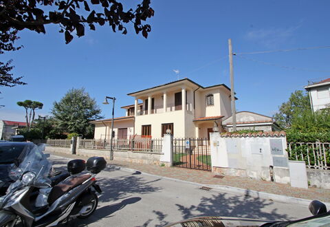 Appartamento Levante: Himmel, Bygning, Ejendom, Plante, Hjul, Vindue, Infrastruktur, Vejbelægning, Træ