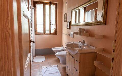 Villa Angelica: Håndvask, Badeværelsesskab, Tap, Spejl, Ejendom, Badeværelsesvask, Sanitærarmatur, Vindue, Træ, Badeværelse