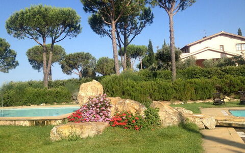 Maremma Retreat: Plante, Himmel, Blomst, Plantesamfund, Træ, Botanik, Land Lot, Bygning, Græs, Naturlige Landskab