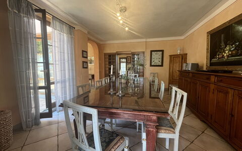 Maremma Retreat: Ejendom, Møbel, Bord, Billedramme, Stol, Træ, Indretning, Belysning, Gulvbelægning, Etage