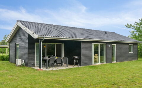 Dorreth - 3.2Km from the Sea: Blå, Busk, Sommerhus, Bunddække, Have, Estate, Skygge, Landscaping, Stuehus, Eco Hotel