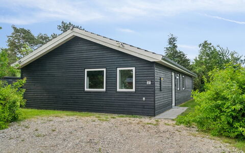 Dorreth - 3.2Km from the Sea: Blå, Busk, Sommerhus, Bunddække, Have, Estate, Skygge, Landscaping, Stuehus, Eco Hotel