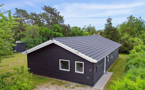 Dorreth - 3.2Km from the Sea: Blå, Busk, Sommerhus, Bunddække, Have, Estate, Skygge, Landscaping, Stuehus, Eco Hotel
