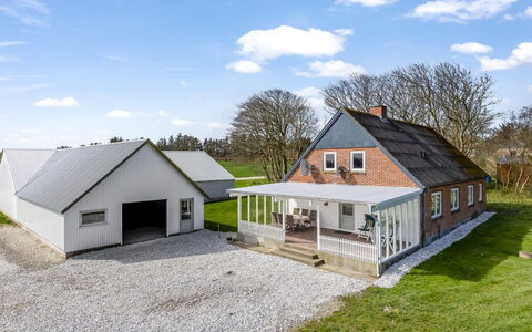 Kerrin - 1Km from the Sea: Møbel, Indretning, Stol, Gulvbelægning, Bord, Udvej, Etage, Loft, Værelse, Eco Hotel
