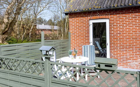 Kerrin - 1Km from the Sea: Møbel, Indretning, Stol, Gulvbelægning, Bord, Udvej, Etage, Loft, Værelse, Eco Hotel
