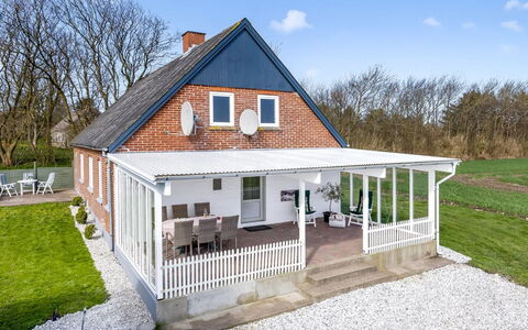 Kerrin - 1Km from the Sea: Møbel, Indretning, Stol, Gulvbelægning, Bord, Udvej, Etage, Loft, Værelse, Eco Hotel