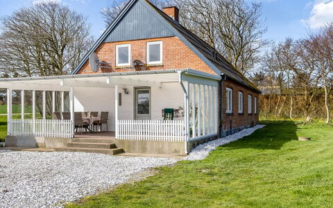 Kerrin - 1Km from the Sea: Møbel, Indretning, Stol, Gulvbelægning, Bord, Udvej, Etage, Loft, Værelse, Eco Hotel