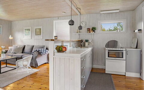 Bosse - from the Sea: Køkken, Køkken Apparat, Gulvbelægning, Større Bandage, Træ, Indretning, Husholdningsapparat, Møbel, Countertop, Loft