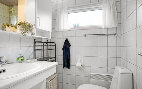 Bosse - from the Sea: Sanitærarmatur, Gulvbelægning, Indretning, Håndvask, Etage, Toiletbræt, Toilet, Badeværelsesvask, Badeværelse, Tap