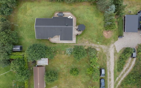 Ingwin - from the Sea: Boligområde, Busk, Hus, Hjem, Have, Estate, Skygge, Landscaping, Lawn