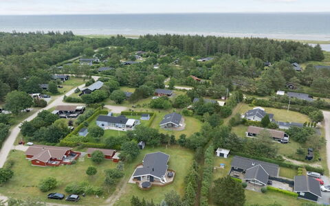 Ingwin - from the Sea: Boligområde, Busk, Hus, Hjem, Have, Estate, Skygge, Landscaping, Lawn