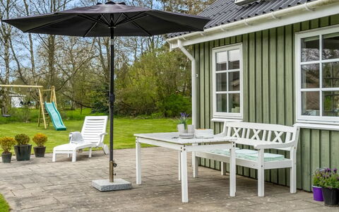 Hinrich - 750M from the Sea: Møbel, Indretning, Gulvbelægning, Etage, Loft, Værelse, Stol, Bord, Lejlighed, Køkken & Spisebord