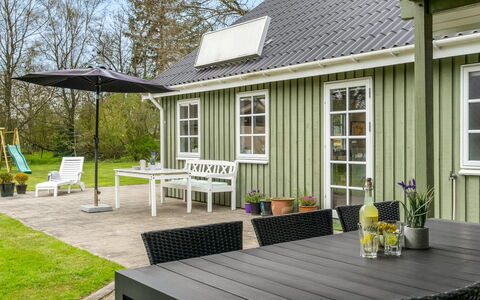 Hinrich - 750M from the Sea: Møbel, Indretning, Gulvbelægning, Etage, Loft, Værelse, Stol, Bord, Lejlighed, Køkken & Spisebord