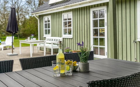 Hinrich - 750M from the Sea: Møbel, Indretning, Gulvbelægning, Etage, Loft, Værelse, Stol, Bord, Lejlighed, Køkken & Spisebord
