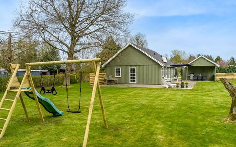Hinrich - 750M from the Sea: Møbel, Indretning, Gulvbelægning, Etage, Loft, Værelse, Stol, Bord, Lejlighed, Køkken & Spisebord