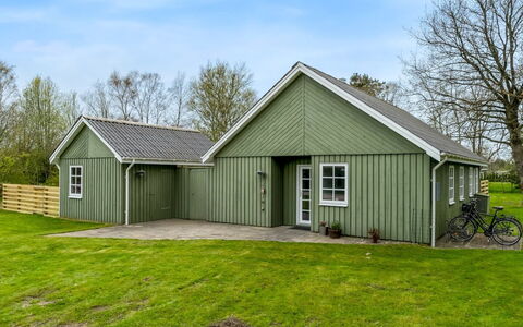 Hinrich - 750M from the Sea: Møbel, Indretning, Gulvbelægning, Etage, Loft, Værelse, Stol, Bord, Lejlighed, Køkken & Spisebord