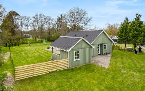 Hinrich - 750M from the Sea: Møbel, Indretning, Gulvbelægning, Etage, Loft, Værelse, Stol, Bord, Lejlighed, Køkken & Spisebord