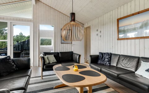 Juris - 950M from the Sea: Træ, Indretning, Gulvbelægning, Loft, Belysning, Etage, Lysarmatur, Trægulve, Stue, Møbel