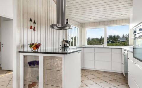 Juris - 950M from the Sea: Køkken, Indretning, Gulvbelægning, Countertop, Træ, Køkken Apparat, Etage, Loft, Cabinetry, Husholdningsapparat