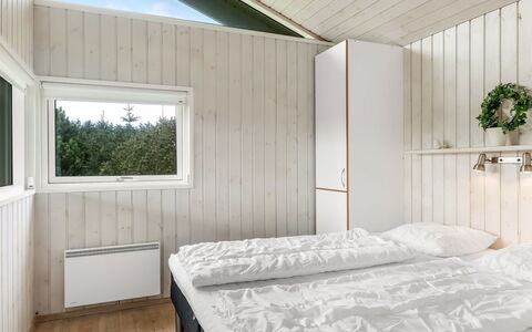 Juris - 950M from the Sea: Træ, Loft, Etage, Soveværelse, Planke, Hårdttræ, Sengetøj, Bejdse, Dagslys, Seng