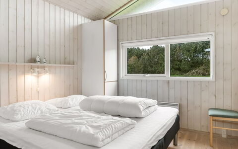 Juris - 950M from the Sea: Soveværelse, Seng, Træ, Sengetøj, Sengetøj, Loft, Indretning, Etage, Bed Frame, Hjem
