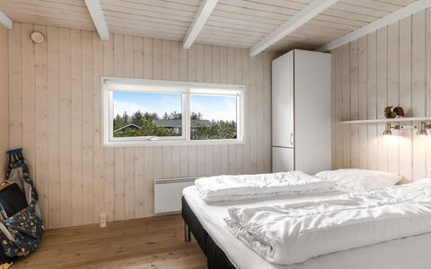 Juris - 950M from the Sea: Træ, Soveværelse, Planke, Hårdttræ, Sengetøj, Seng, Bejdse, Fryser, Bed Frame, Sengetøj