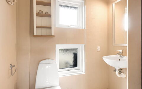 Juris - 950M from the Sea: Badeværelse, Toiletbræt, Væg, Toilet, Sanitærarmatur, Gulvbelægning, Indretning, Etage, Værelse, Vvs