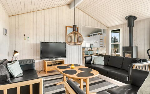 Juris - 950M from the Sea: Træ, Indretning, Loft, Stue, Hjem, Værelse, Couch, Lysarmatur, Hårdttræ