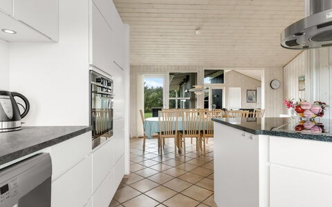 Juris - 950M from the Sea: Gulvbelægning, Køkken, Etage, Indretning, Træ, Countertop, Loft, Trægulve, Cabinetry, Køkken Apparat
