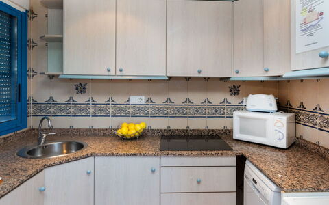 Perla Blanca: Countertop, Cabinetry, Ejendom, Køkkenvask, Håndvask, Bygning, Køkken, Blå, Komfur, Tap