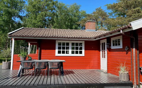 Barthi - 1.6Km from the Sea: Træ, Hus, Tag, Sommerhus, Hjem, Dør, Sidespor, Bejdse, Garden Bygninger, Skygge
