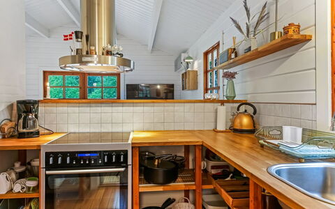 Barthi - 1.6Km from the Sea: Køkken, Træ, Indretning, Gulvbelægning, Countertop, Køkken Apparat, Loft, Møbel, Cabinetry, Etage