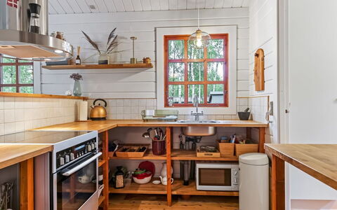 Barthi - 1.6Km from the Sea: Køkken, Gulvbelægning, Countertop, Møbel, Indretning, Køkken Apparat, Træ, Cabinetry, Loft, Etage