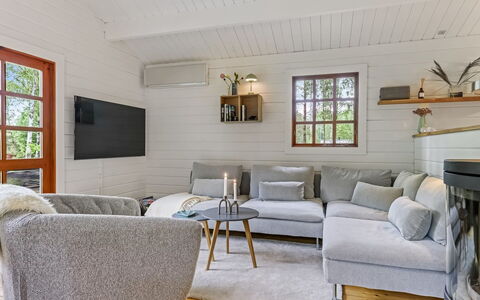 Barthi - 1.6Km from the Sea: Indretning, Møbel, Gulvbelægning, Couch, Træ, Stue, Etage, Throw Pillow, Loft