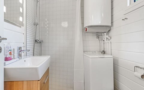 Barthi - 1.6Km from the Sea: Badeværelse, Sanitærarmatur, Væg, Gulvbelægning, Indretning, Etage, Toilet, Toiletbræt, Vvs, Håndvask