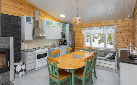 Kuukkelin Kehto: Træ, Køkken, Loft, Møbel, Indretning, Hjem, Countertop, Hus, Cabinetry, Køkken & Spisebord