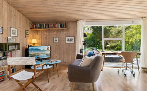 Ilsebeth - 250M from the Sea: Svømmepøl, Udendørs Møbler, Møbel, Udvej, Flise, Eco Hotel, Skygge, Stol, Fritid, Estate