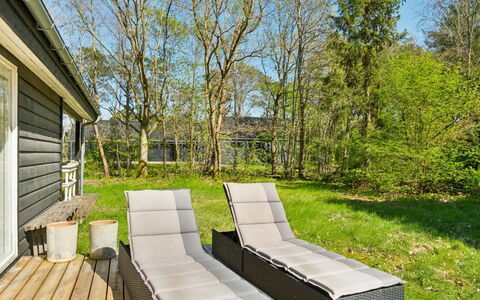 Ilsebeth - 250M from the Sea: Svømmepøl, Udendørs Møbler, Møbel, Udvej, Flise, Eco Hotel, Skygge, Stol, Fritid, Estate