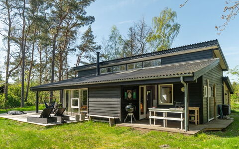 Ilsebeth - 250M from the Sea: Svømmepøl, Udendørs Møbler, Møbel, Udvej, Flise, Eco Hotel, Skygge, Stol, Fritid, Estate