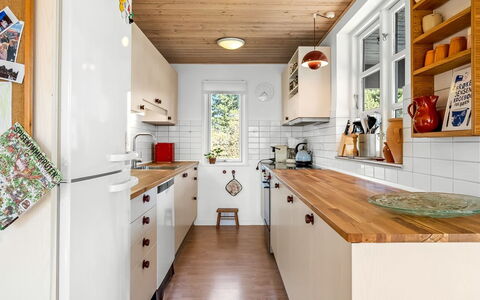 Eikka - 100M from the Sea: Køkken, Køkken Apparat, Countertop, Cabinetry, Indretning, Træ, Gulvbelægning, Større Bandage, Husholdningsapparat, Møbel