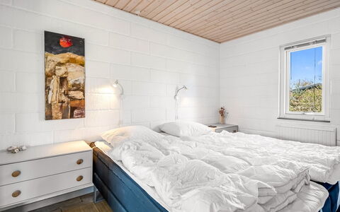 Eikka - 100M from the Sea: Træ, Soveværelse, Hjem, Etage, Loft, Sengetøj, Seng, Sengetøj, Bed Frame, Planke