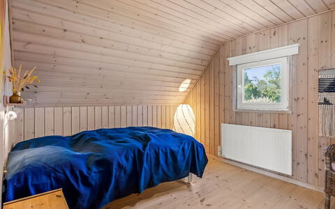 Eikka - 100M from the Sea: Træ, Loft, Soveværelse, Gulvbelægning, Etage, Hjem, Trægulve, Indretning, Seng, Hårdttræ