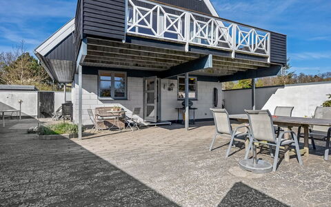 Eikka - 100M from the Sea: Arkitektur, Tag, Hjem, Sommerhus, Skygge, Estate, Sidespor, Veranda, Dæk